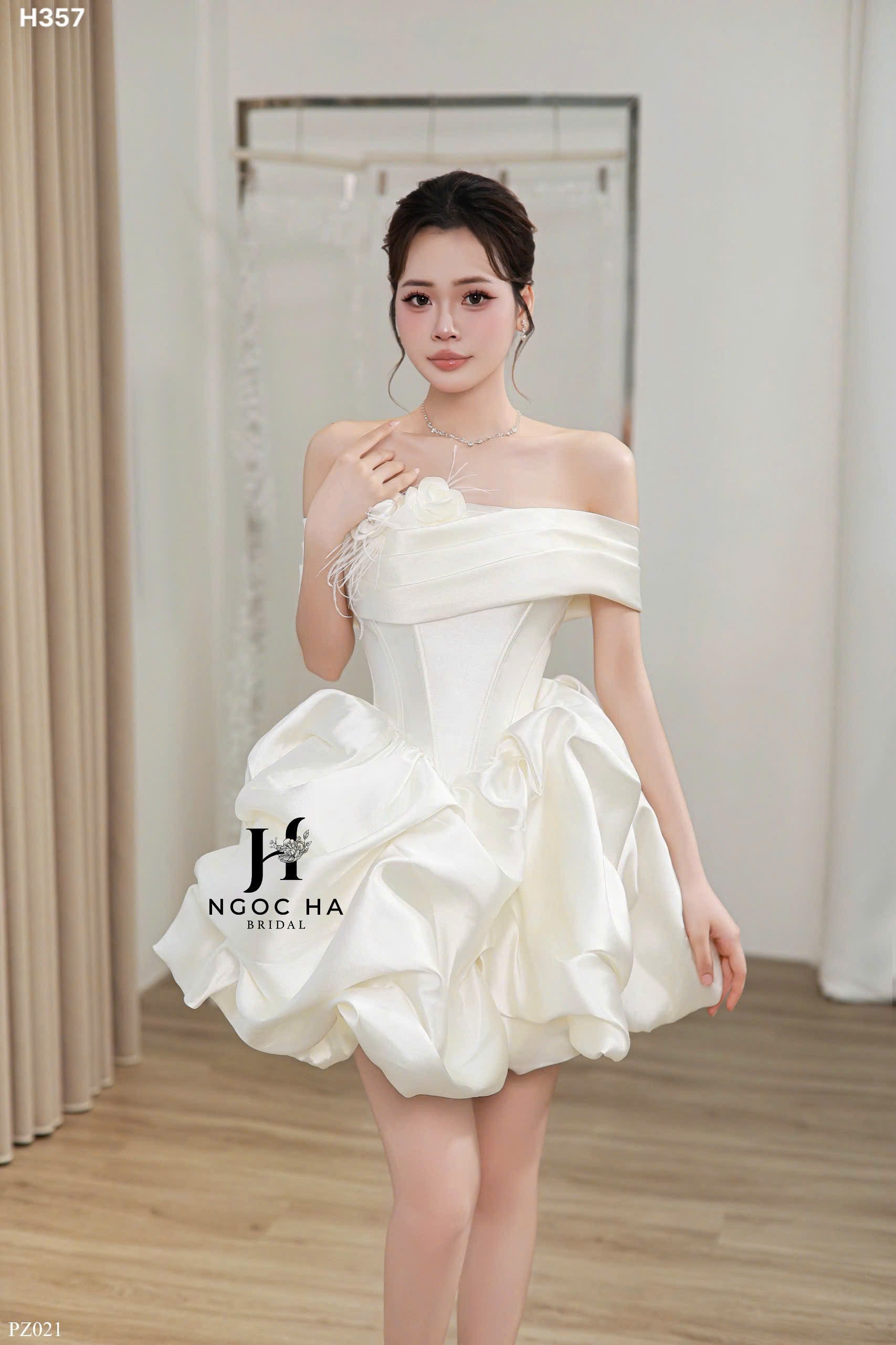 H357 - Váy ngắn trễ vai form phồng xoè 2